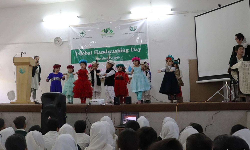 Campaigning in schools for better hygiene on Global Handwashing Day